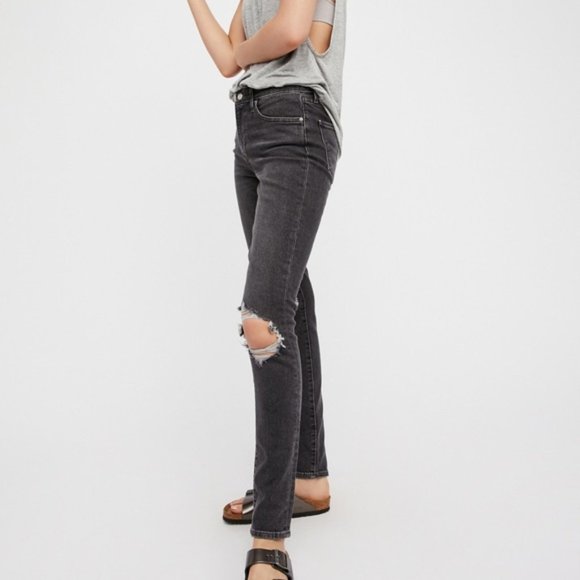 levi's busted knee jeans